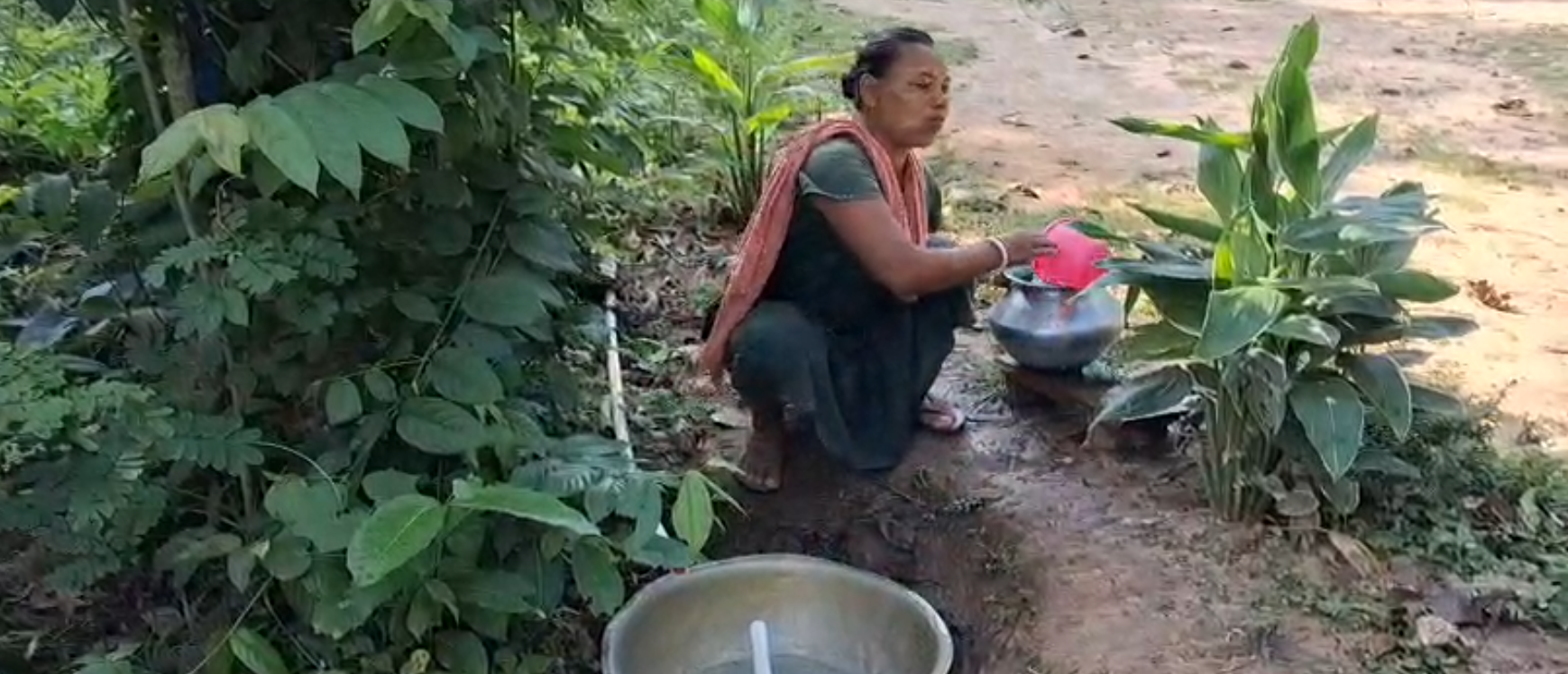 ডাবল ইঞ্জিন সরকারের আমলেও পানীয় জলের সংকট, মাটির গর্ত খুঁড়ে জল তুলতে বাধ্য পেরাতিয়ার বাসিন্দারা!