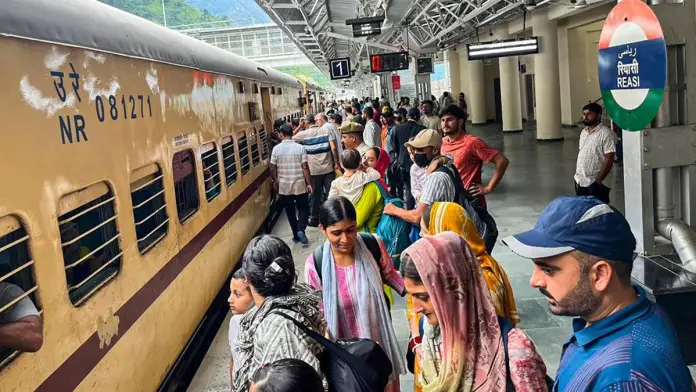 Indian Railways New Rules 2026: বিনা টিকিটে যাত্রা করলে ৫০০ টাকা জরিমানা, ভিক্ষাবৃত্তির জন্য ২০০০ টাকা পর্যন্ত জরিমানা Indian Railways New Rules 2026: বিনা টিকিটে যাত্রা করলে ৫০০ টাকা জরিমানা, ভিক্ষাবৃত্তির জন্য ২০০০ টাকা পর্যন্ত জরিমানা