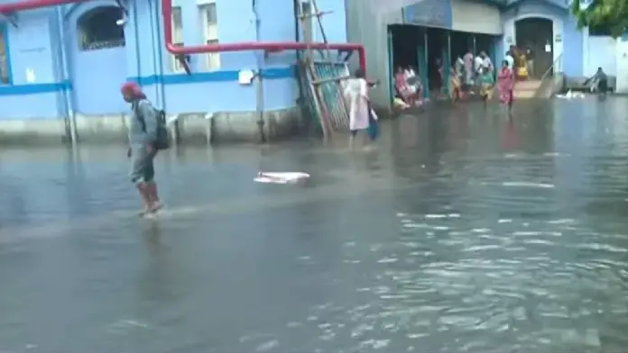 কলকাতার আবহাওয়া: ঘণ্টাখানেকের বৃষ্টিতেই জলমগ্ন শহরের একাধিক এলাকা, গাছ পড়ে বন্ধ সেন্ট্রাল অ্যাভিনিউ কলকাতার আবহাওয়া: ঘণ্টাখানেকের বৃষ্টিতেই জলমগ্ন শহরের একাধিক এলাকা, গাছ পড়ে বন্ধ সেন্ট্রাল অ্যাভিনিউ