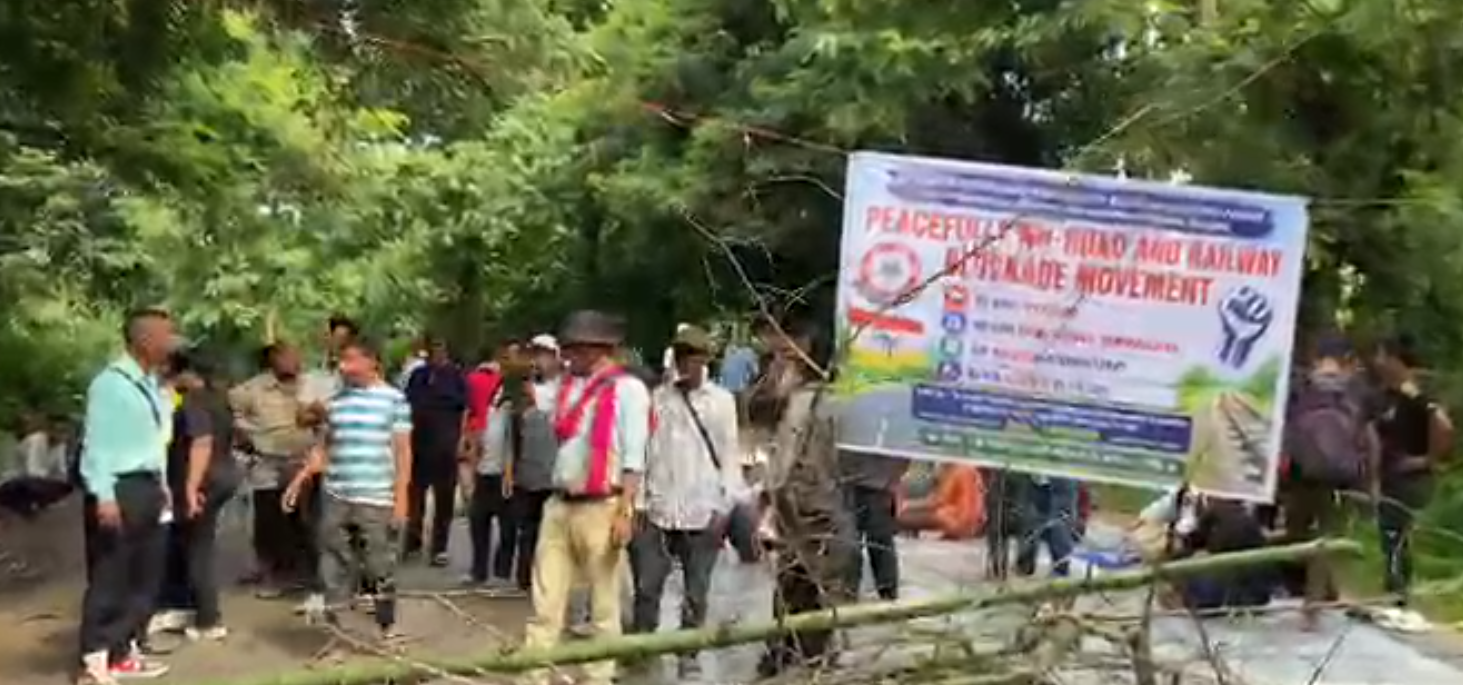 বড়মুড়ায় জাতীয় সড়ক অবরোধে প্রাক্তন আত্মসমর্পণকারী জঙ্গি সংগঠনের সদস্যরা, ব্যাপক যানজট!