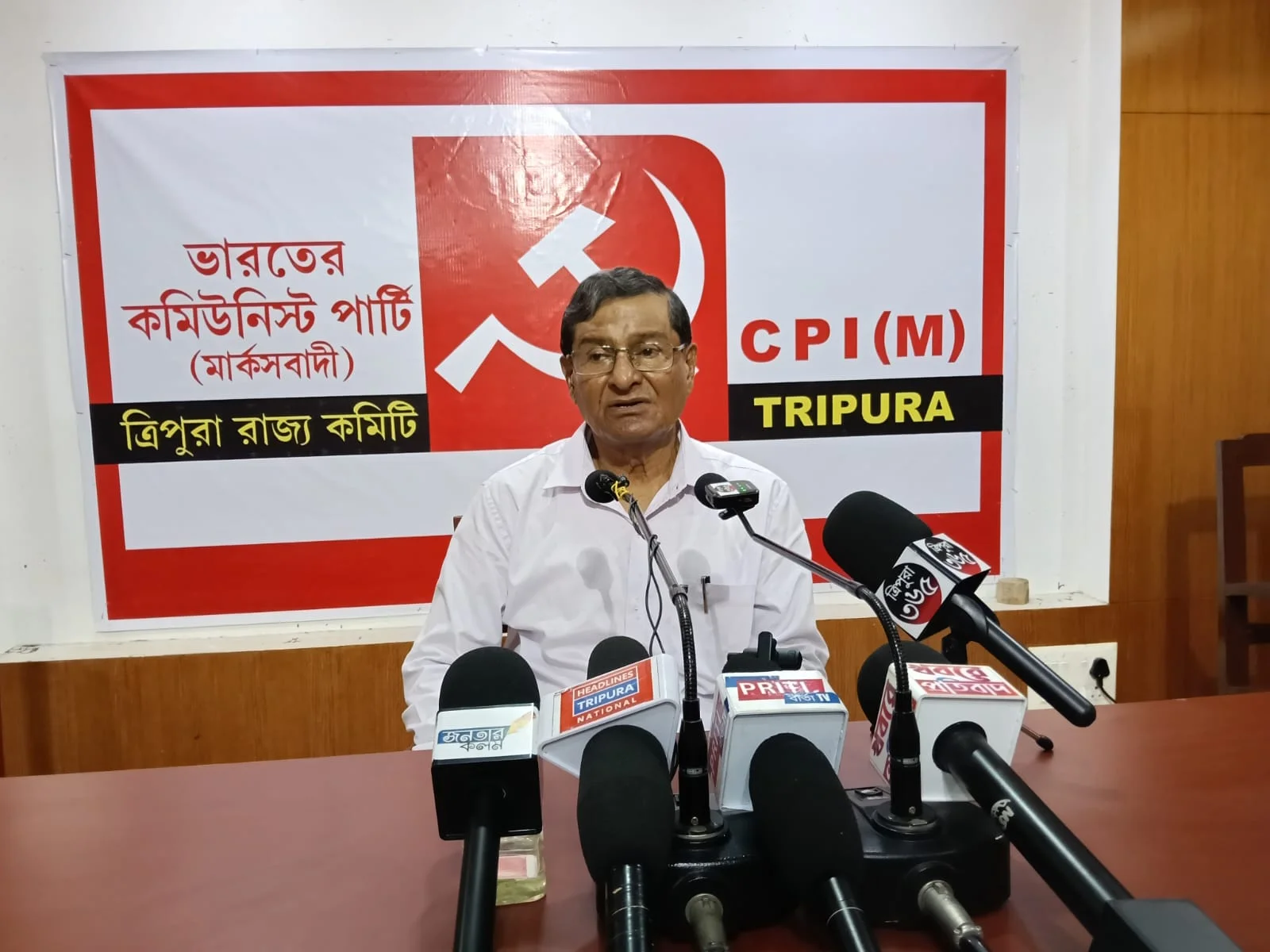 স্মার্ট মিটার নিয়ে সরকারের বিরুদ্ধে প্রশ্ন তুললেন প্রাক্তন বিদ্যুৎ মন্ত্রী মানিক দে!