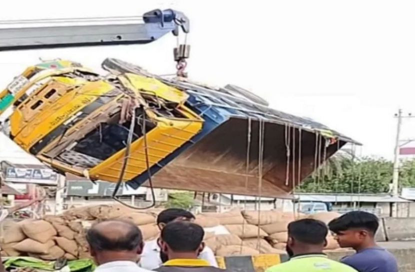 বগুড়ায় ট্রাক-মাইক্রোবাস সংঘর্ষে নিহত ২ বগুড়ায় ট্রাক-মাইক্রোবাস সংঘর্ষে নিহত ২