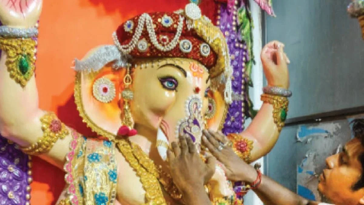 জমিদার গণেশের চাহিদা বেড়েছে কুমোরটুলিতে, রাজ সিংহাসন তৈরি হচ্ছে জোরকদমে জমিদার গণেশের চাহিদা বেড়েছে কুমোরটুলিতে, রাজ সিংহাসন তৈরি হচ্ছে জোরকদমে