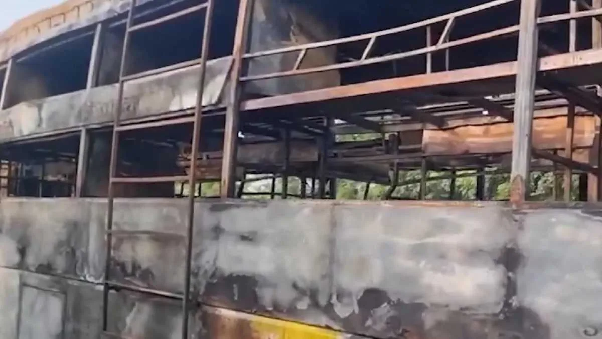 গ্রেটার নয়ডার বাসে অগ্নিকাণ্ড: বিপদের গন্ধ পেয়েছিলেন যাত্রীরা, সতর্ক করেও হয়নি লাভ! ৯ জনের মৃত্যু, গ্রেপ্তার চালক ও কন্ডাক্টর গ্রেটার নয়ডার বাসে অগ্নিকাণ্ড: বিপদের গন্ধ পেয়েছিলেন যাত্রীরা, সতর্ক করেও হয়নি লাভ! ৯ জনের মৃত্যু, গ্রেপ্তার চালক ও কন্ডাক্টর