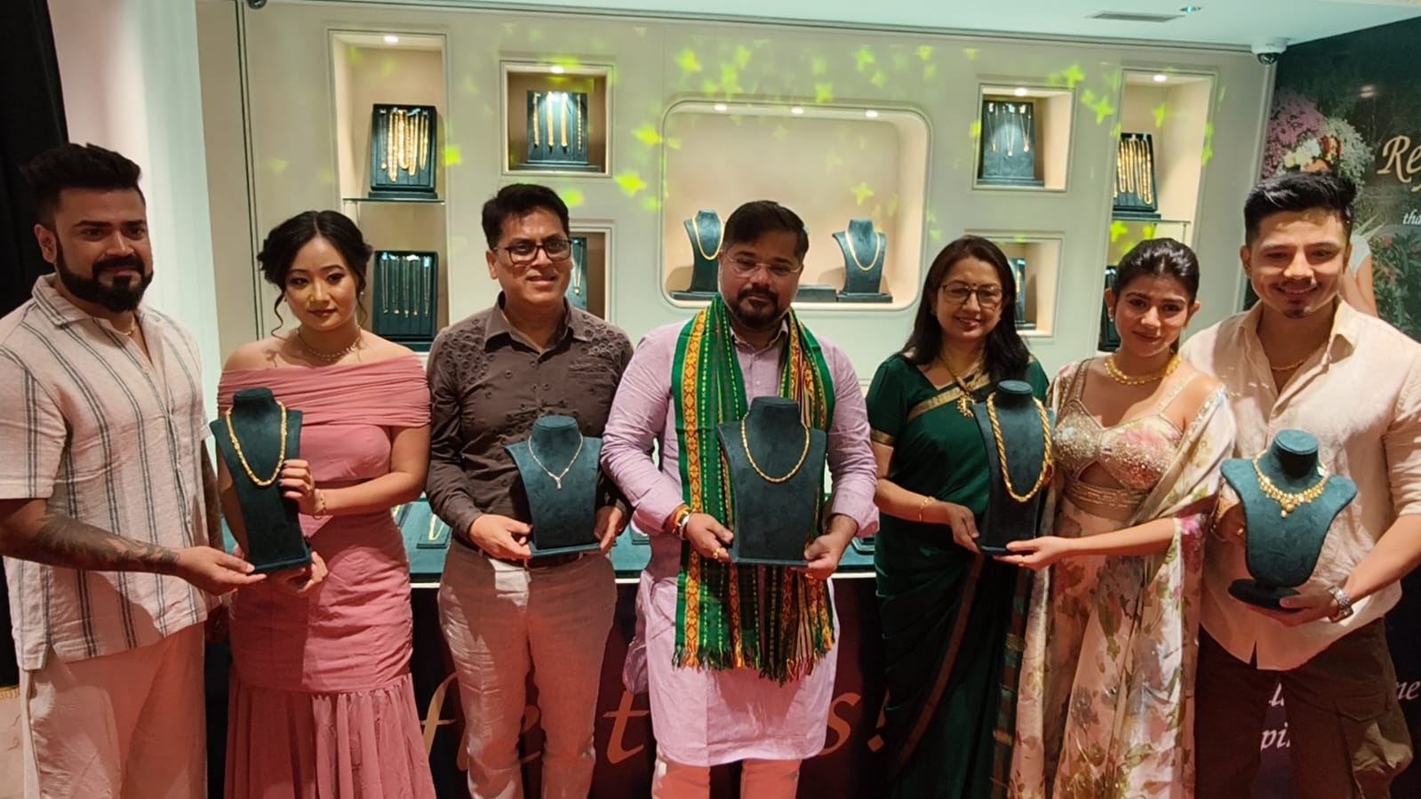 মন্ত্রী সুশান্ত চৌধুরীর হাত ধরে আগরতলায় উদ্বোধন ‘রিফ্লেকশন্স’ জুয়েলারি কালেকশনের! মন্ত্রী সুশান্ত চৌধুরীর হাত ধরে আগরতলায় উদ্বোধন ‘রিফ্লেকশন্স’ জুয়েলারি কালেকশনের!