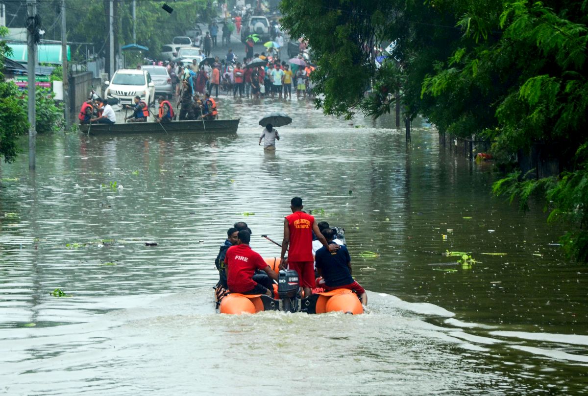 জমা জলে নাজেহাল দাসপাড়া, ক্ষোভে বেনারস রোড অবরোধ এলাকাবাসীর
