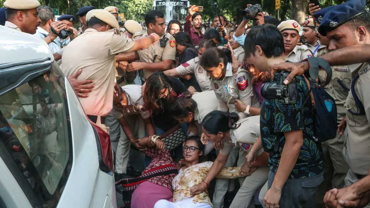 জ্ঞানেশের ইস্তফার দাবিতে দেশজুড়ে বিক্ষোভ, দিল্লিতে বাড়ল উত্তাপ