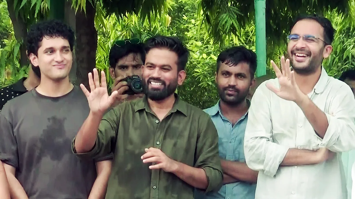 ককরোচদের বিরুদ্ধে এফআইআর দায়ের, মুম্বাই পুলিশের অনুমতি ছাড়া জমায়েতের জের