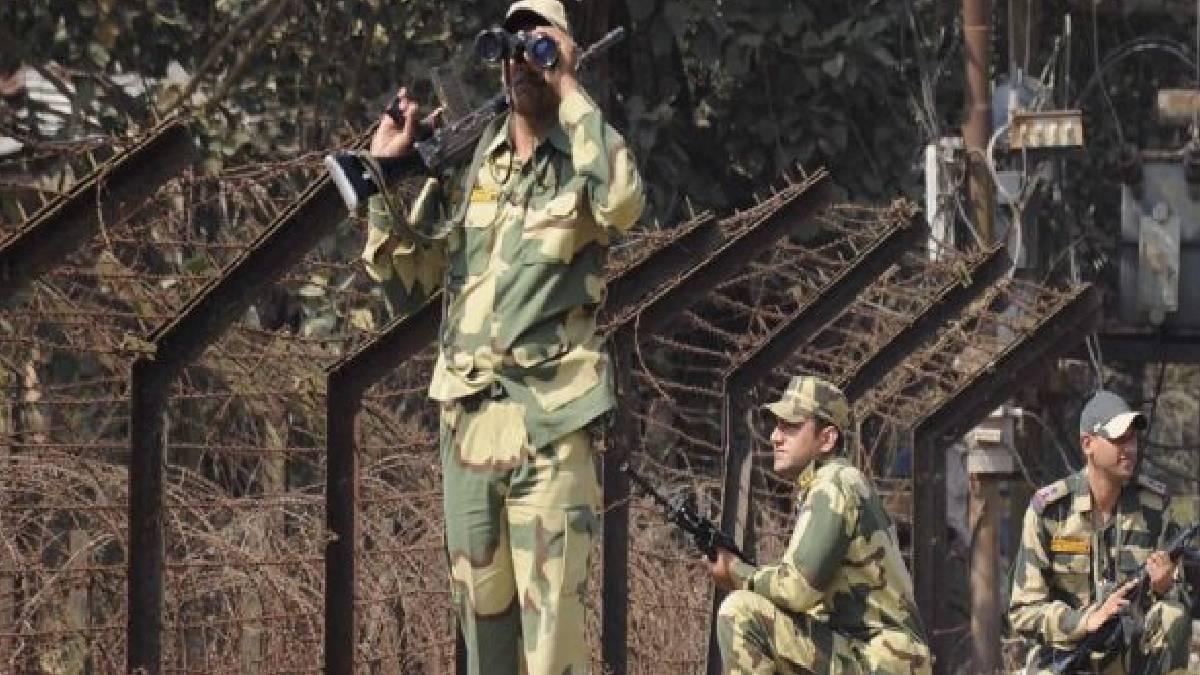 কাঁটাতার পেরোনোর আগেই বিএসএফের জালে ধরা পড়ল বাংলাদেশের নাগরিক, এক ভারতীয় যুবকও গ্রেপ্তার