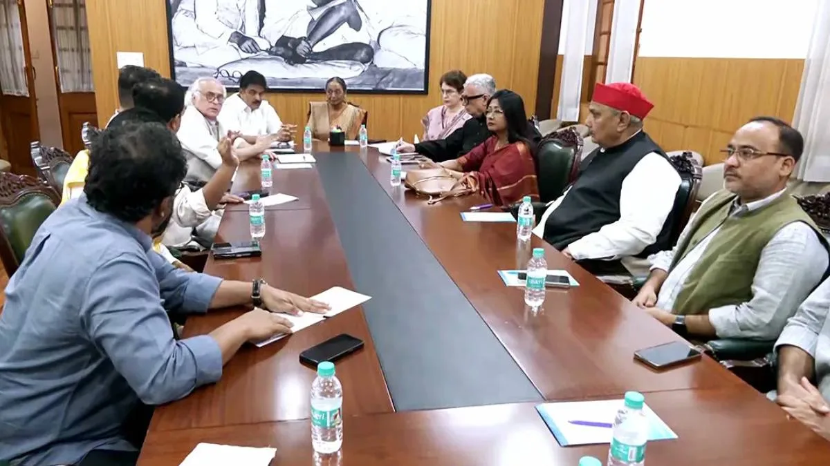 আজ খাড়্গের বাসভবনের জ্ঞানেশ কুমারের ‘প্রতীকী ইমপিচমেন্ট’, কাল রামলীলা ময়দানে ‘চলো দিল্লি’ কর্মসূচি