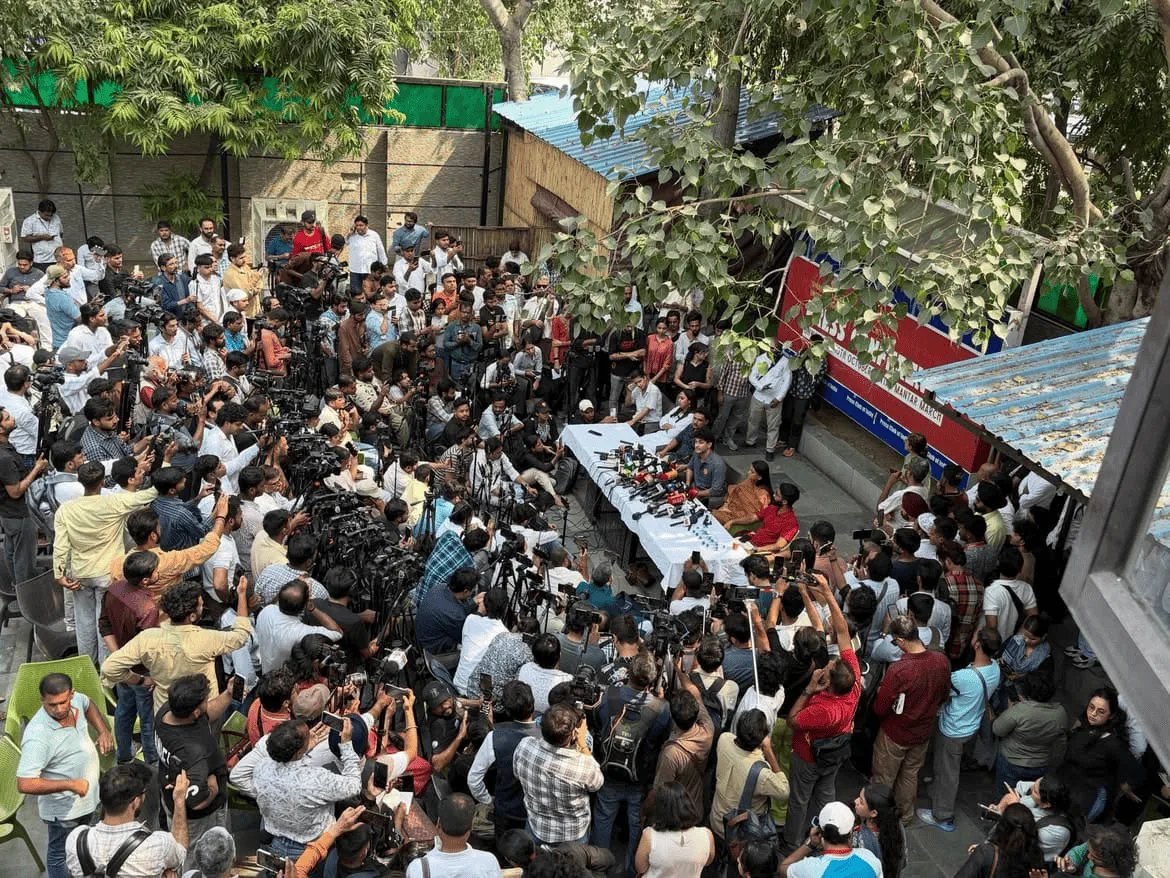 জ্ঞানেশের পদত্যাগেই শেষ নয় লড়াই: নির্বাচন কমিশনের বিরুদ্ধে বড়সড় জোট বেঁধে দীর্ঘমেয়াদি আন্দোলনের ডাক ককরোচদের জ্ঞানেশের পদত্যাগেই শেষ নয় লড়াই: নির্বাচন কমিশনের বিরুদ্ধে বড়সড় জোট বেঁধে দীর্ঘমেয়াদি আন্দোলনের ডাক ককরোচদের