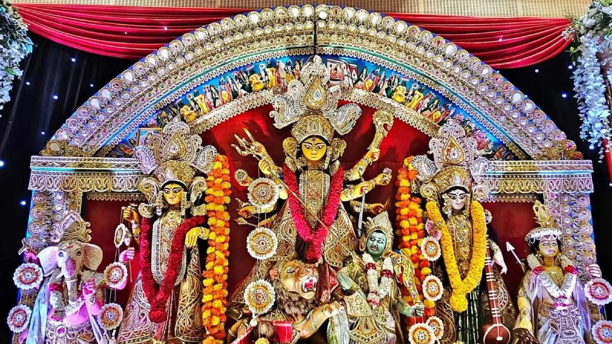 শরৎ এল রে (বিদেশের পুজো) : ব্রিটেনের দুর্গাপুজো, শিকড়ে ফেরার তাগিদ
