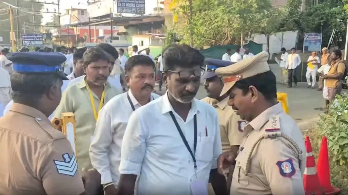 তামিলনাড়ুর উপনির্বাচনে হাড্ডাহাড্ডি লড়াই, ধরমপুরে এগিয়ে এডিএমকে, মদুরন্তকমে এগিয়ে টিভিকে তামিলনাড়ুর উপনির্বাচনে হাড্ডাহাড্ডি লড়াই, ধরমপুরে এগিয়ে এডিএমকে, মদুরন্তকমে এগিয়ে টিভিকে