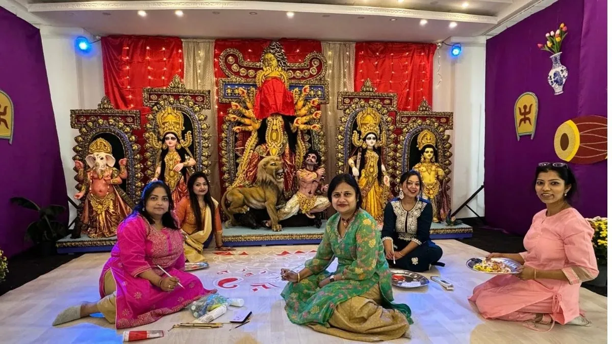 শরৎ এল রে (বিদেশের পুজো): হাজার মাইল দূরে আমস্টারডামে দুর্গাপুজোর প্রস্তুতিতে প্রবাসী বাঙালিরা