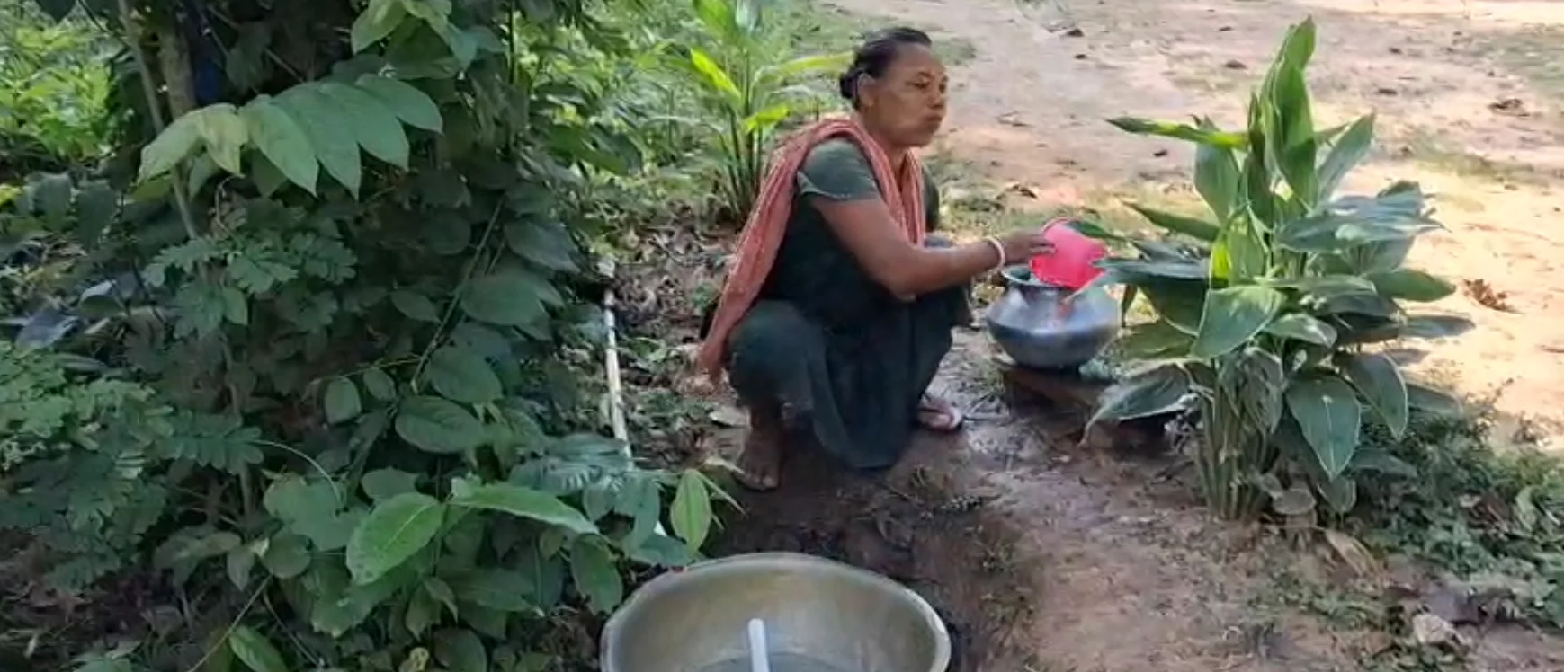 ডাবল ইঞ্জিন সরকারের আমলেও পানীয় জলের সংকট, মাটির গর্ত খুঁড়ে জল তুলতে বাধ্য পেরাতিয়ার বাসিন্দারা!
