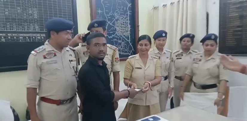 হারিয়ে যাওয়া ৩০টি স্মার্টফোন উদ্ধার করে প্রকৃত মালিকদের হাতে তুলে দিল পশ্চিম থানার পুলিশ!